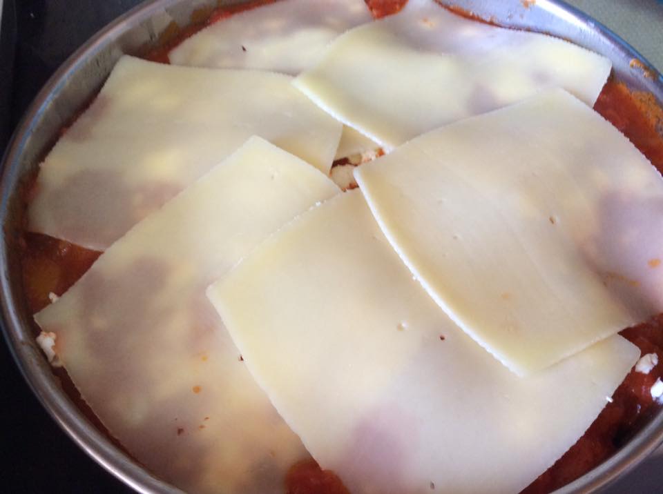 Ρολάκια μελιτζάνας γεμιστά με τυρί σκεπασμένα με φέτα και σάλτσα ντομάτας