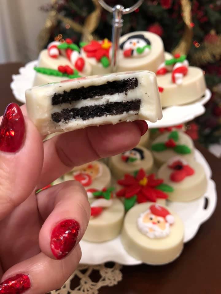 Χριστουγεννιάτικα μπισκότα oreo με επικάλυψη σοκολάτας. Χριστουγεννιάτικα μπισκότα oreo με επικάλυψη σοκολάτας.