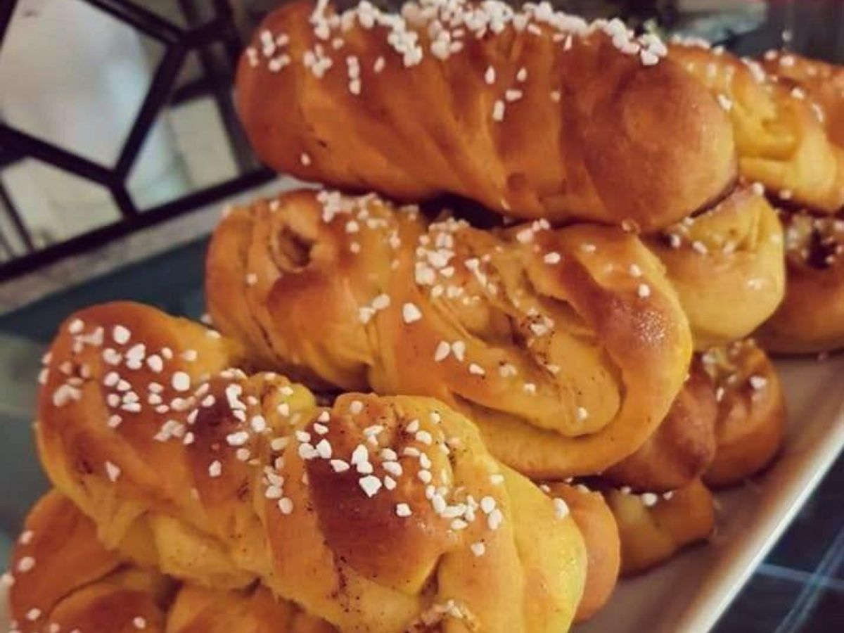 Αφράτα κουλουράκια με ζύμη Lussebullar και γέμιση από μήλο και κανέλα!
