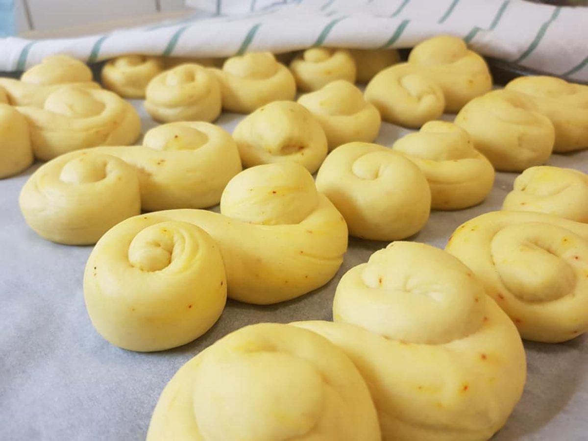 Lussebullar: Σουηδικά Χριστουγεννιάτικα τσουρέκια με σαφράν