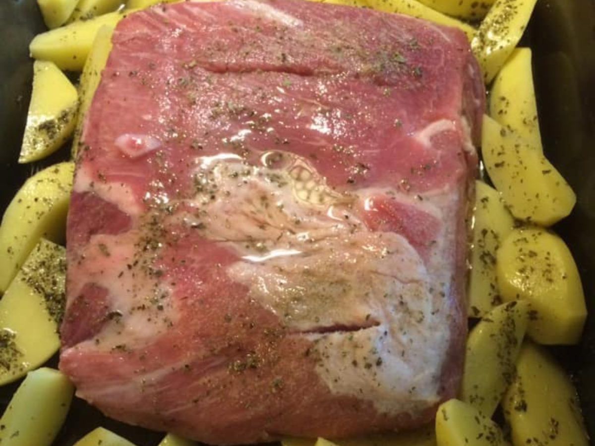 Μαριναρισμένη χοιρινή σπάλα με πατάτες πεντανόστιμη και ζουμερή