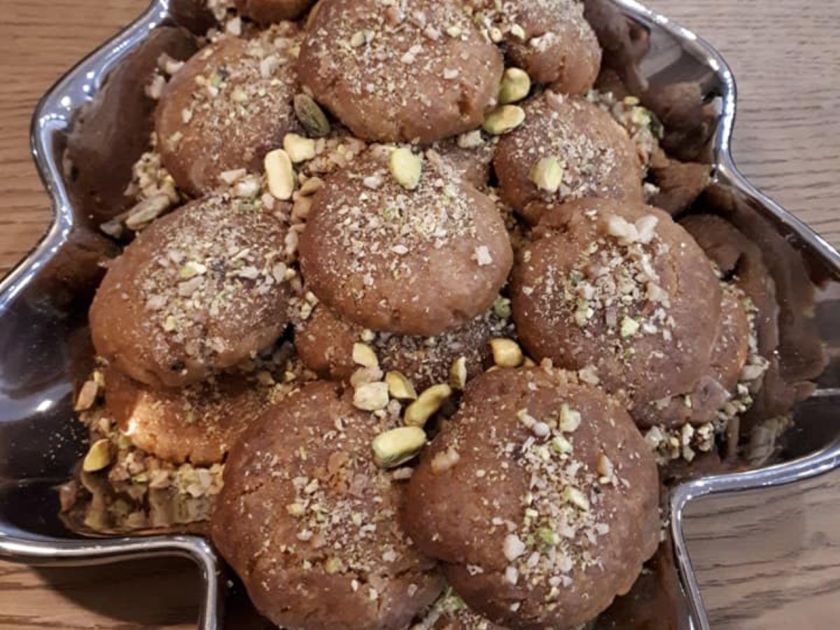 Μελομακάρονα με ελαιόλαδο, κλασικά και γεμιστά με δαμάσκηνα