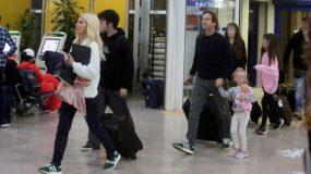 Η Ελένη Μενεγάκη στο αεροδρόμιο με τα παιδιά της και τον Μάκη Παντζόπουλο (εικόνες)