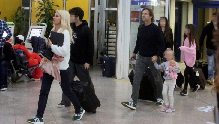 Η Ελένη Μενεγάκη στο αεροδρόμιο με τα παιδιά της και τον Μάκη Παντζόπουλο (εικόνες)