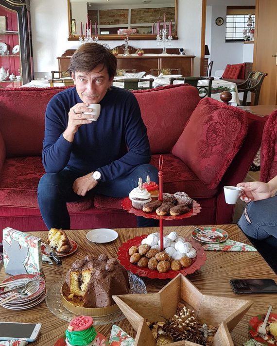 Το θεατράλε σπίτι του Θοδωρή Κουτσογιαννόπουλου -Εκπληκτικές αντίκες, κόκκινα βελούδα (εικόνες)