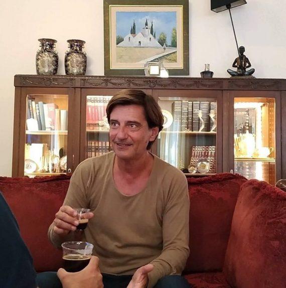 Το θεατράλε σπίτι του Θοδωρή Κουτσογιαννόπουλου -Εκπληκτικές αντίκες, κόκκινα βελούδα (εικόνες)