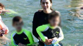 Ολυμπία Χοψονίδου: Στα παγωμένα νερά μαζί με τα παιδιά της! Βούτηξε για τον Σταυρό – pics