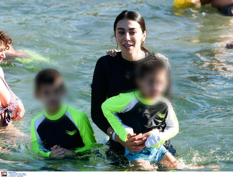 Ολυμπία Χοψονίδου: Στα παγωμένα νερά μαζί με τα παιδιά της! Βούτηξε για τον Σταυρό – pics