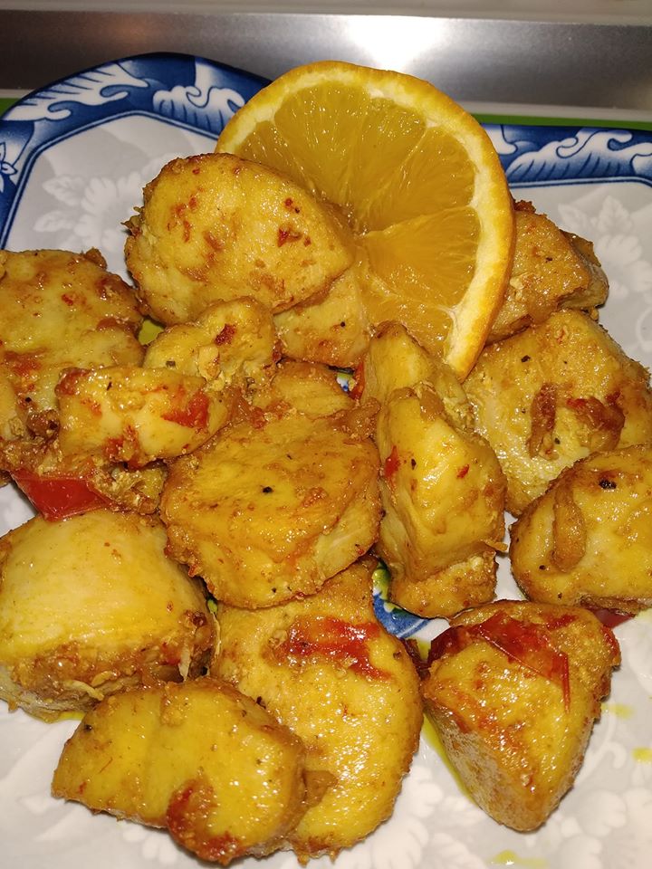 Φιλέτο κοτόπουλο με κουρκουμά και πορτοκάλι στο τηγάνι