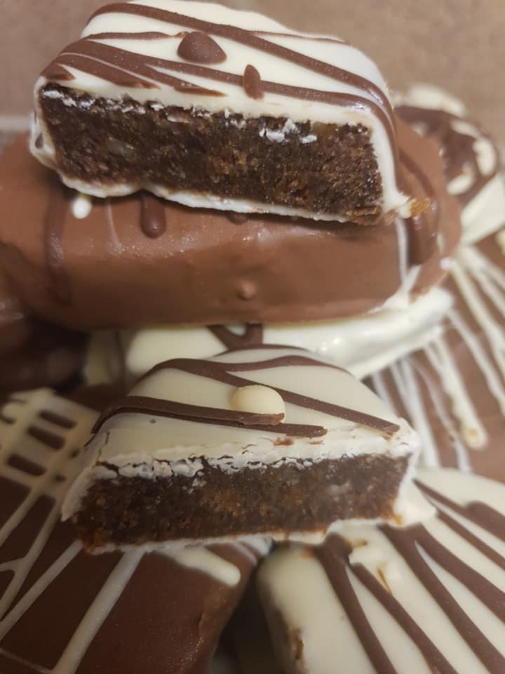 Λαχταριστές καριόκες με καρύδια, καφέ και επικάλυψη ανάμεικτης σοκολάτας