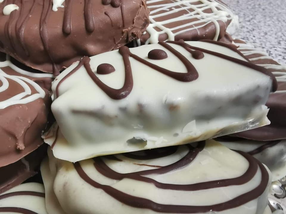 Λαχταριστές καριόκες με καρύδια, καφέ και επικάλυψη ανάμεικτης σοκολάτας