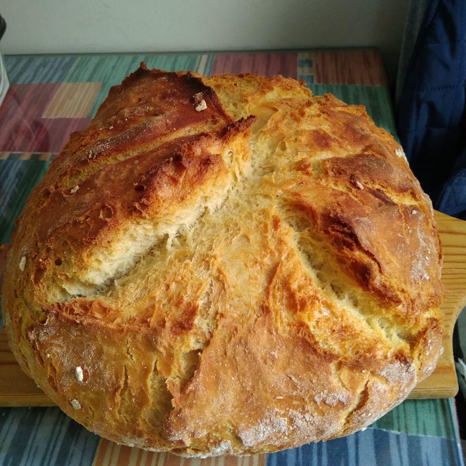 Ζυμωτό ψωμί στην γάστρα σπιτικό και αφράτο