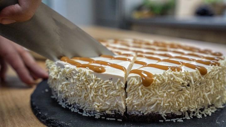 Πεντανόστιμη Τούρτα Καραμέλα σε 5 λεπτά - Caramel Mousse Cake in 5'