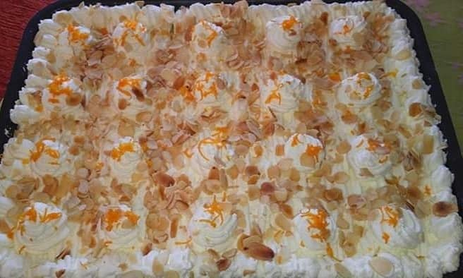 Εντυπωσιακή τρίχρωμη πορτοκαλόπιτα με κρέμα και σαντιγί