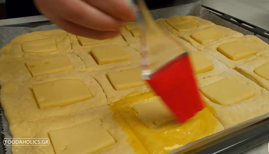 Αφράτα κασεροπιτάκια χωρίς φύλλο ιδανικά για το κολατσιό στο σχολείο