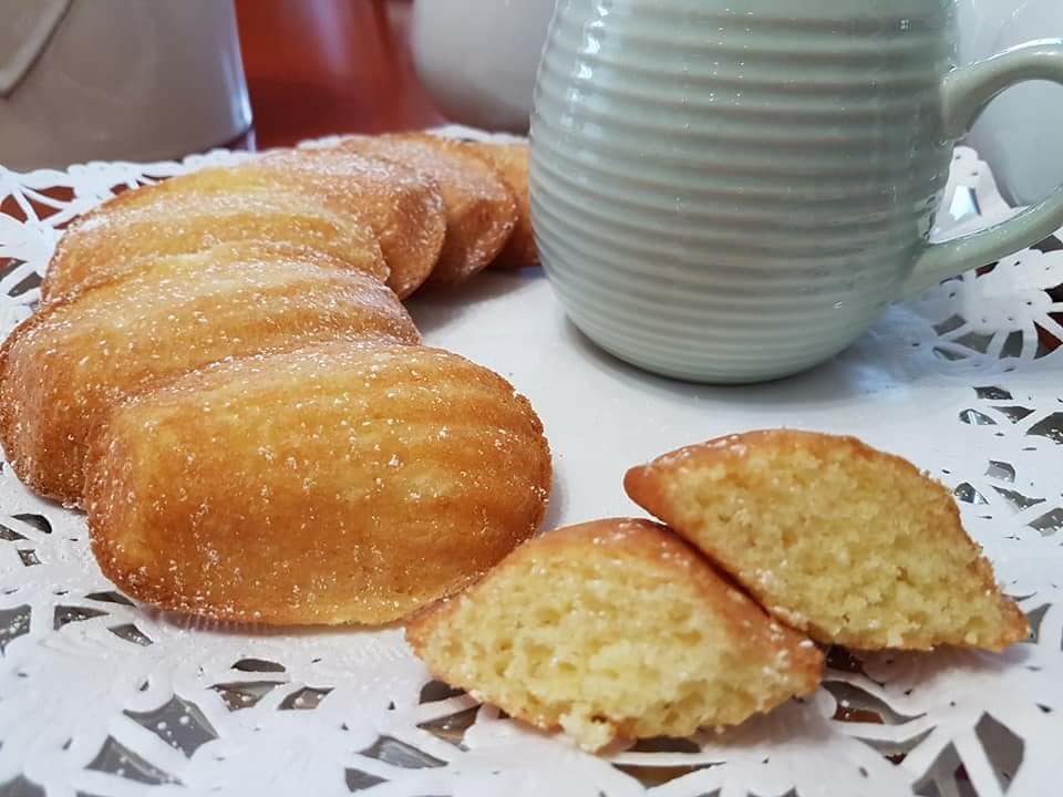 Αφράτα Γαλλικά Madeleines σαν κέικ με γεύση και άρωμα λεμόνι.