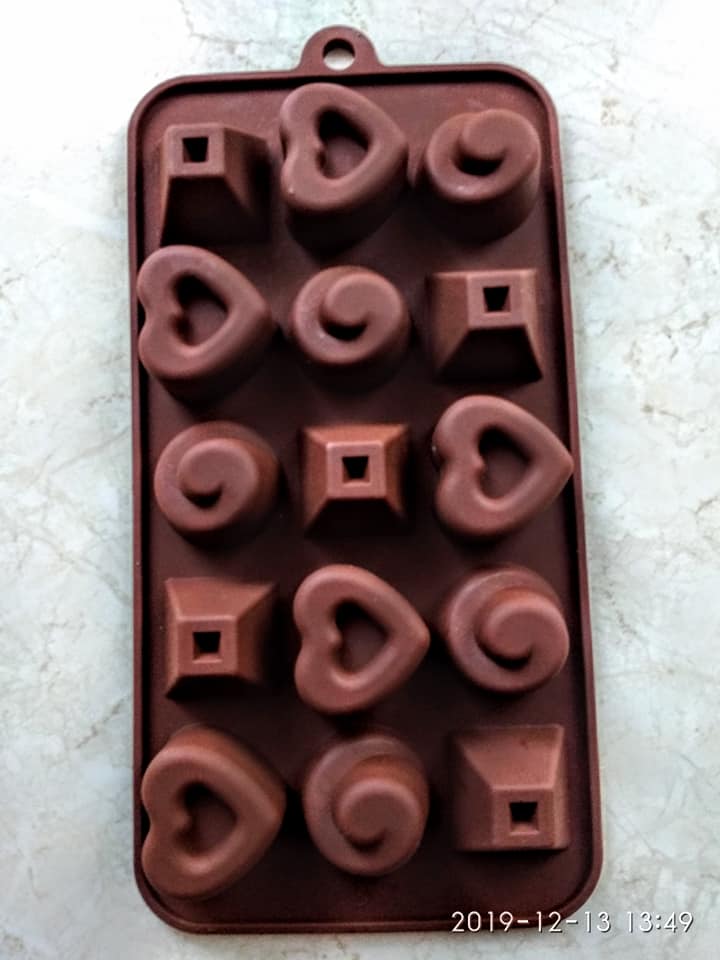 Σοκολατάκια με γέμιση από πραλίνα bueno και ολόκληρο φουντούκι. Με μόνο τρία υλικά