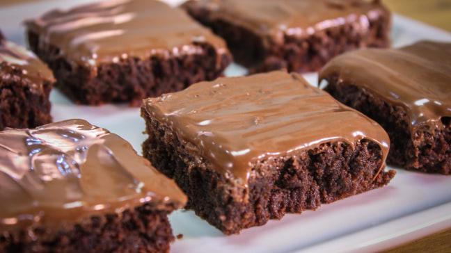 Σοκολατόπιτα με 3 ΜΟΝΟ υλικά-3 Ingredient Fudgy Brownies