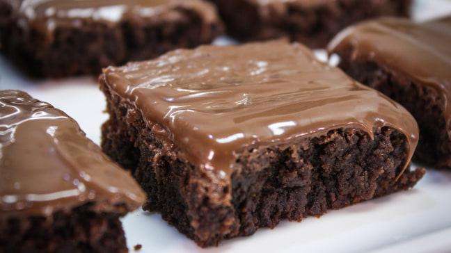 Σοκολατόπιτα με 3 ΜΟΝΟ υλικά-3 Ingredient Fudgy Brownies