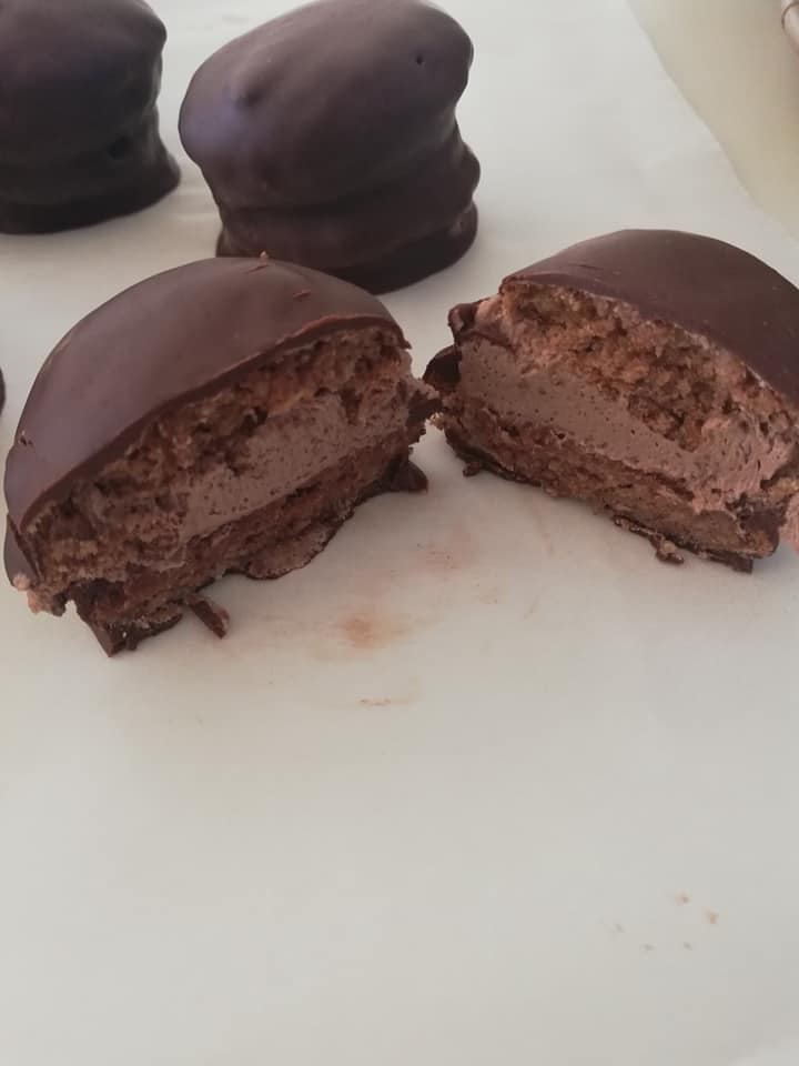 Ατομικά σοκολατένια γλυκάκια με σιροπιασμένο μπισκότο και γέμιση βουτυρόκρεμας.
