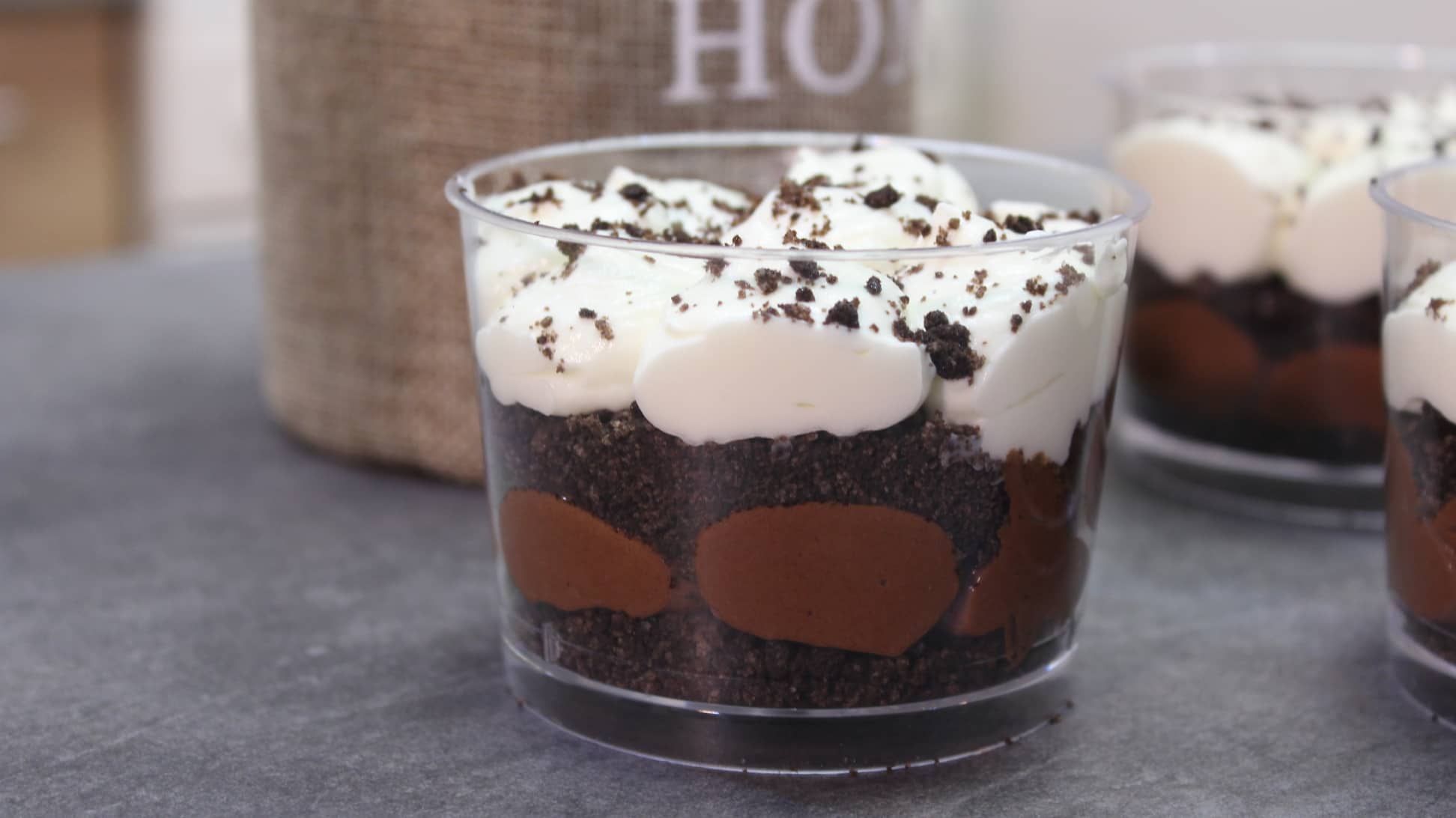 Ατομικό γλυκό σε ποτήρι με Oreo και 3 Υλικά σε 10 λεπτά -3 Ingredient Chocolate Mousse Trifle