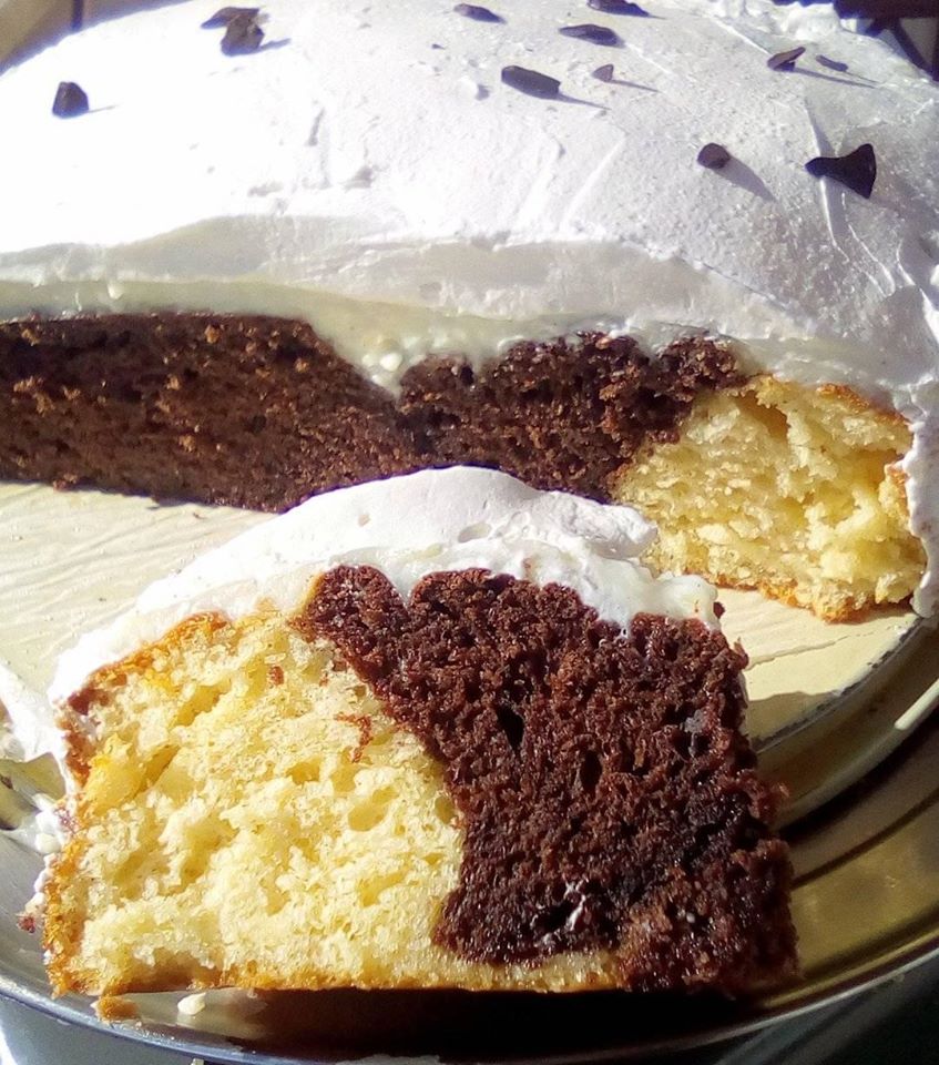 Δίχρωμο κέικ βανίλια σοκολάτα με κρέμα και επικάλυψη σαντιγί