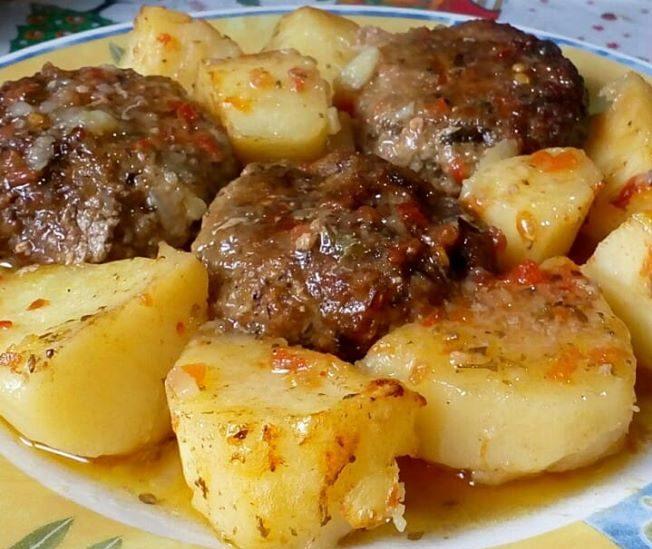 Μαμαδίστικα μπιφτέκια με πατάτες στον φούρνο