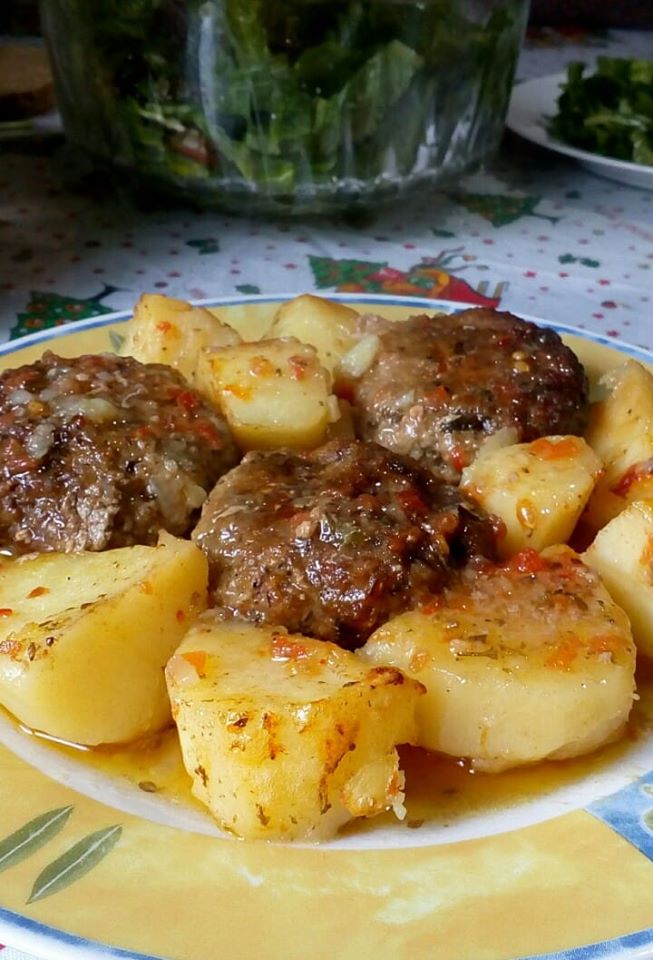 Μαμαδίστικα μπιφτέκια με πατάτες στον φούρνο