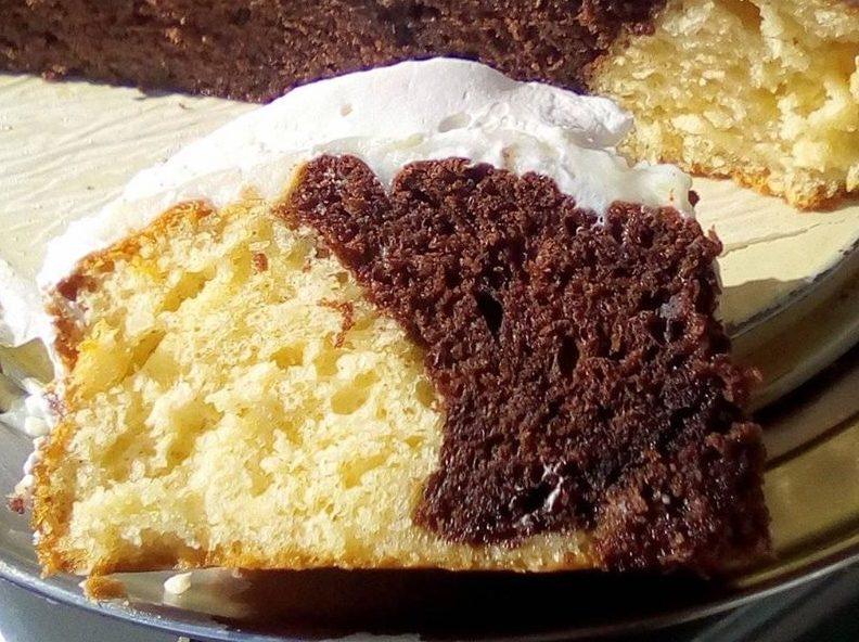Δίχρωμο κέικ βανίλια σοκολάτα με κρέμα και επικάλυψη σαντιγί