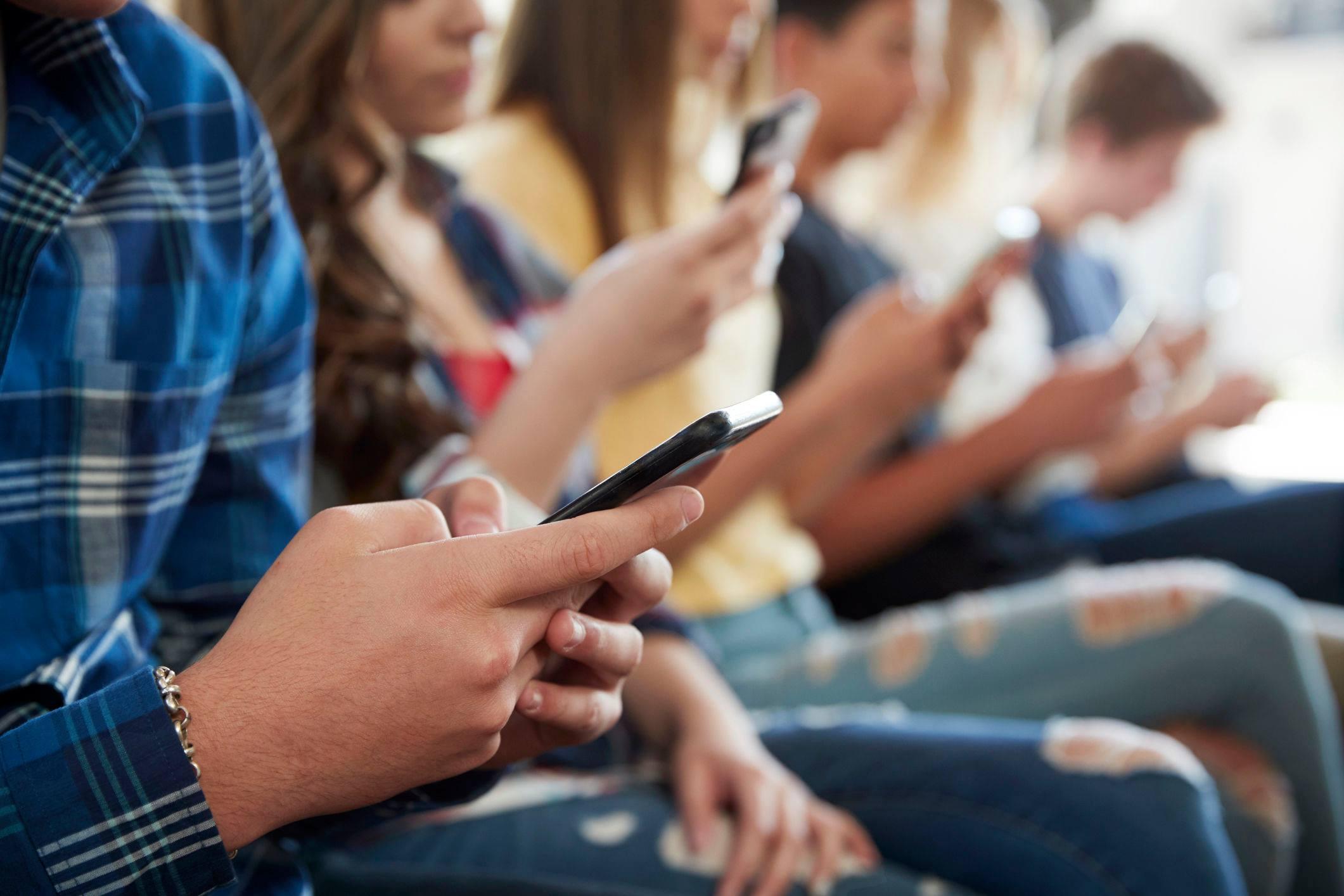 "Η ζωή μου είναι άδεια χωρίς το κινητό" - 'Έρευνα αποκαλύπτει την σχέση των εφήβων με τα κινητά