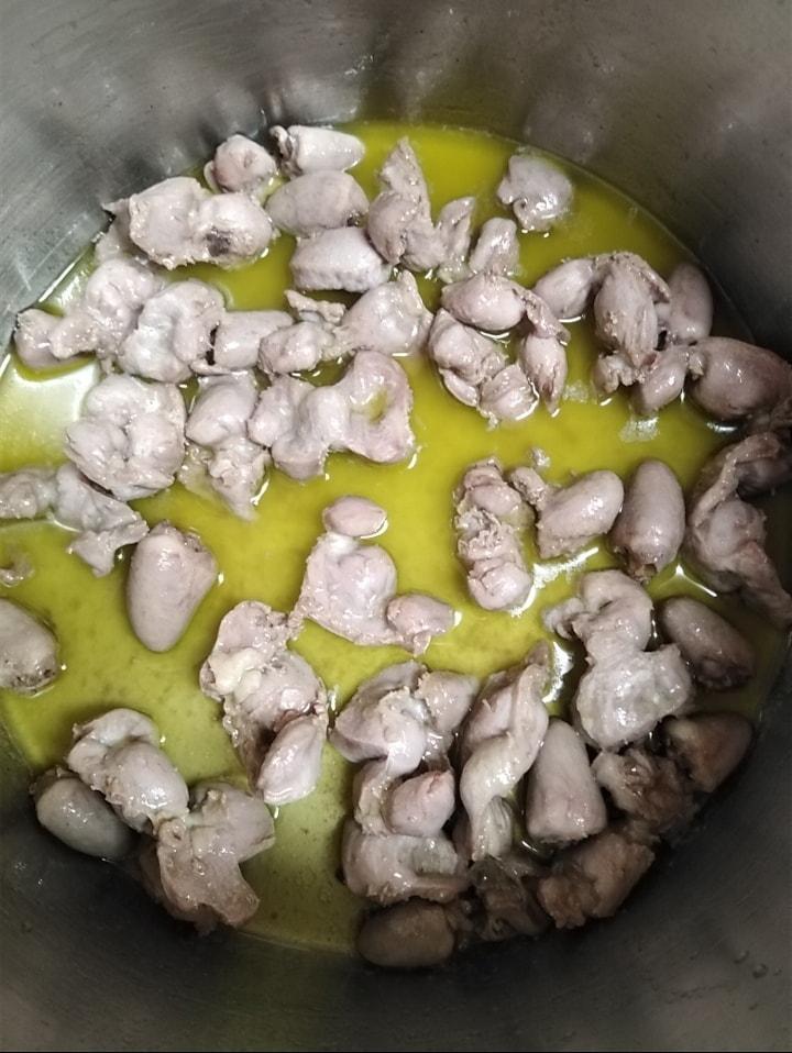 Κρασάτα συκωτάκια κοτόπουλου στην κατσαρόλα με μυρωδικά!