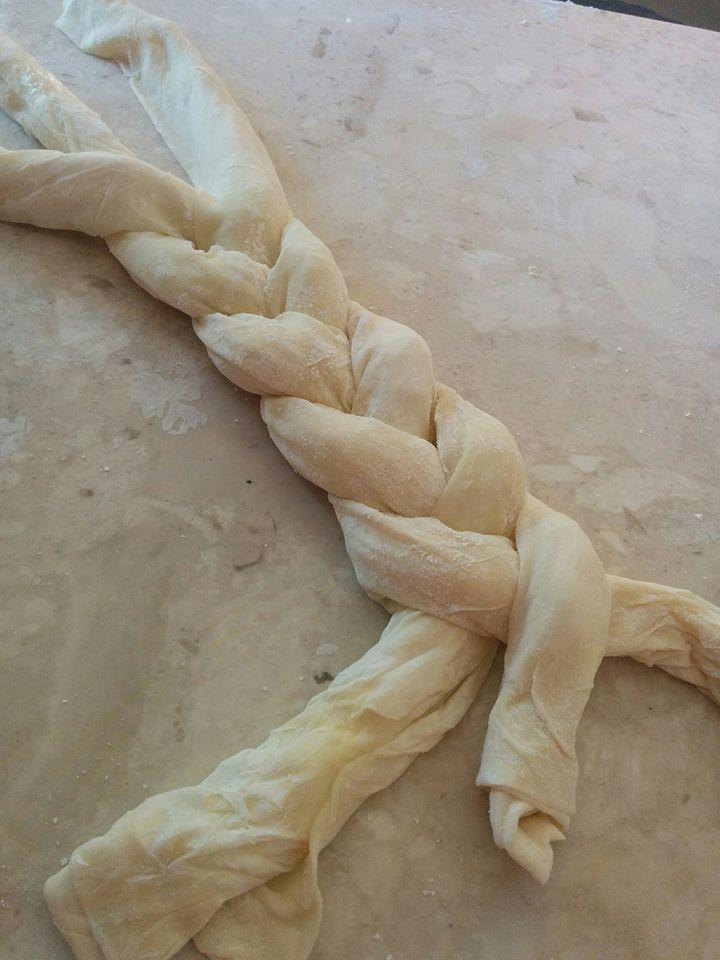 Τραγανή τυρόπιτα ταψιού σε σχήμα πλεξούδας ιδανική για μπουφέ