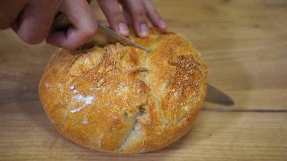 Χωριάτικο ψωμί γάστρας χωρίς ζύμωμα βήμα βήμα