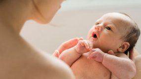 Πως πρέπει να κρατάμε το νεογέννητο μωρό; Το βασικό πράγμα που πρέπει να προσέχουμε κάθε φορά