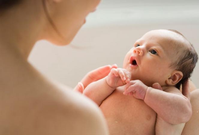 Πως πρέπει να κρατάμε το νεογέννητο μωρό; Το βασικό πράγμα που πρέπει να προσέχουμε κάθε φορά