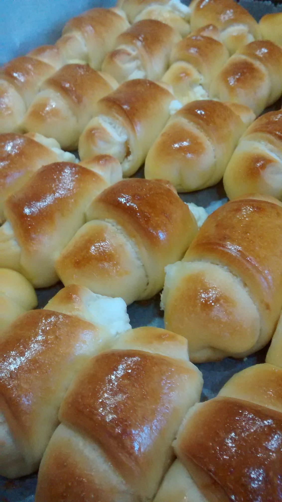 Η πιο εύκολη συνταγή για αφράτα κρουασανάκια με γιαούρτι