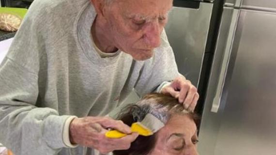 Συγκινητικό: Άνδρας 92 ετών βάφει τα μαλλιά της γυναίκας του όσο βρίσκονται σε καραντίνα!