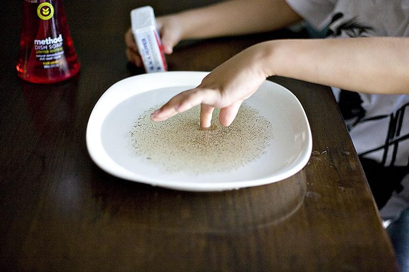 Κάνουμε το πείραμα με το πιπέρι για να πείσουμε το παιδί να πλένει συχνά τα χέρια του! – Δείτε το βίντεο