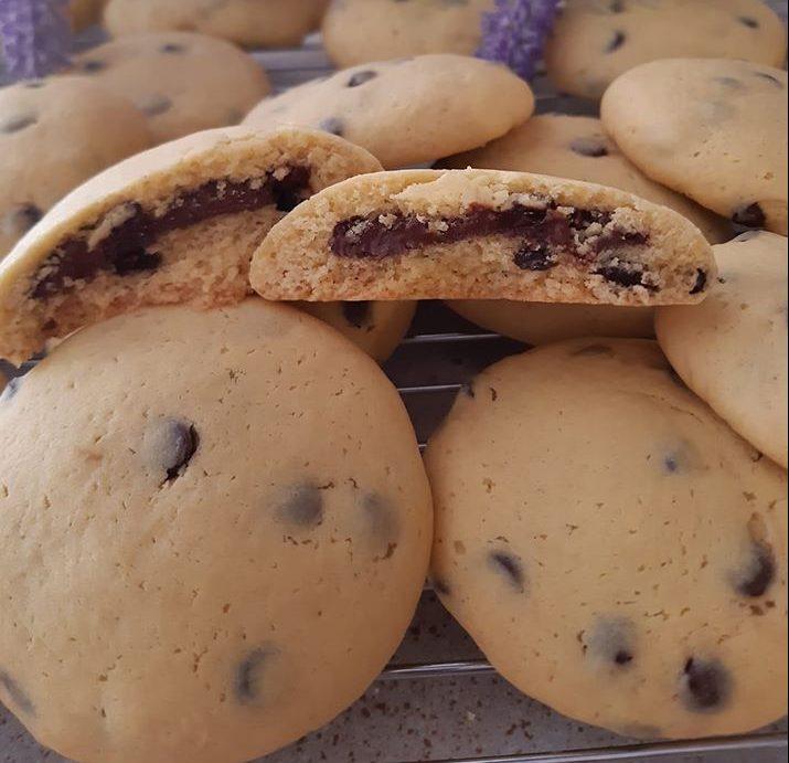 Μαλακά Cookies γεμιστά με πραλίνα φουντουκιού και κομματάκια σοκολάτας