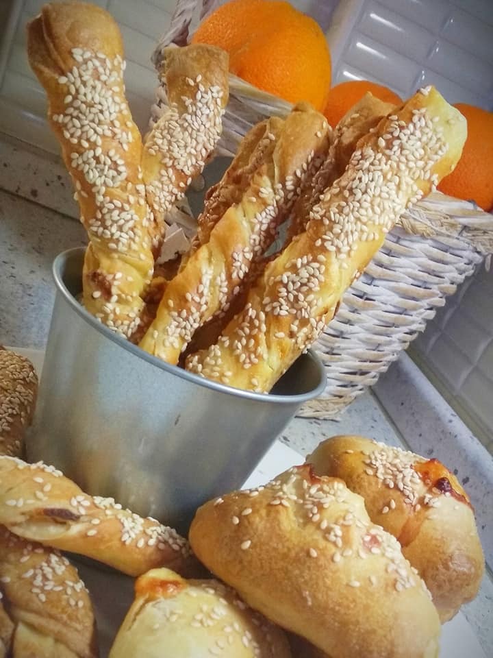 κριτσινια με ξινομυζηθρα και σουσαμι