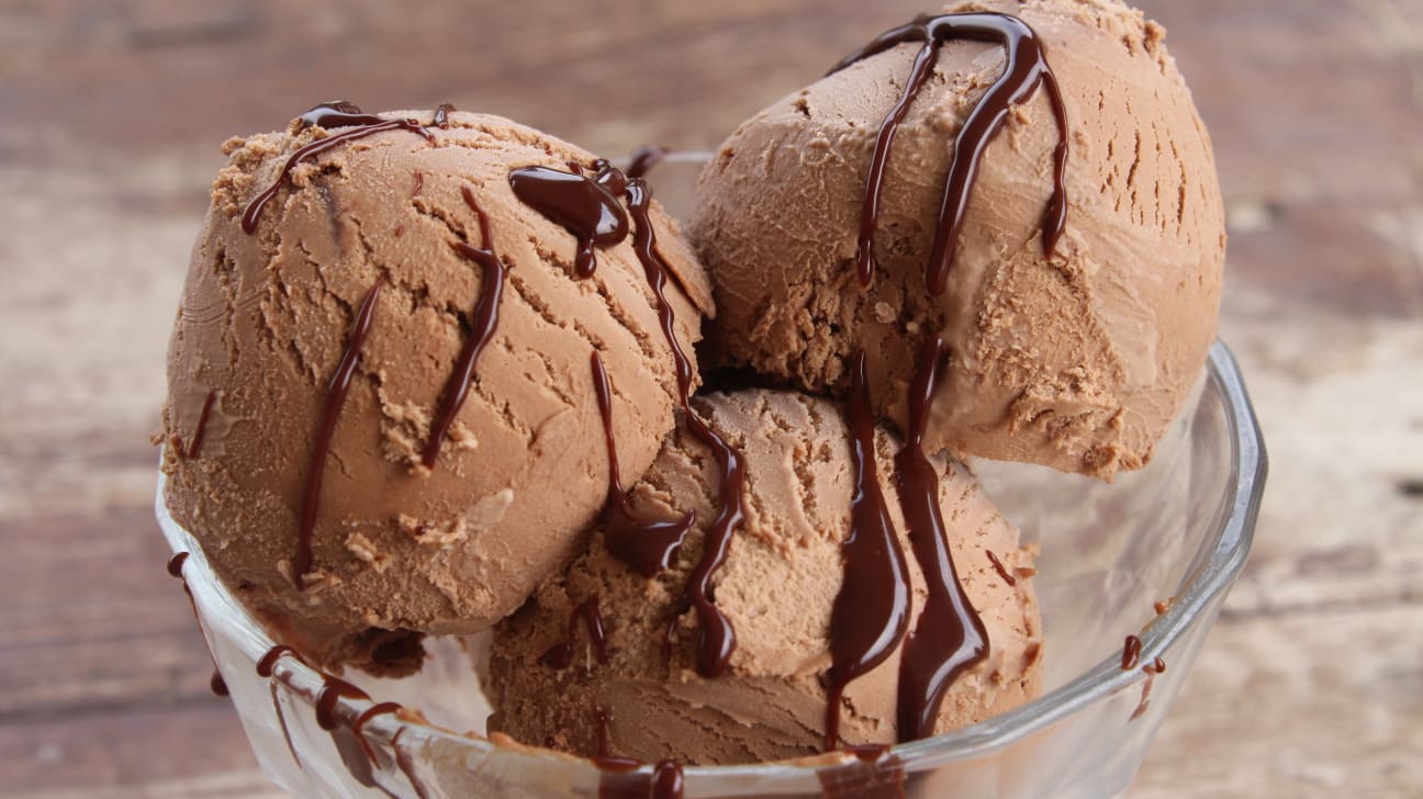 Το πιο εύκολο παγωτό σοκολάτας με ΜΌΝΟ 2 υλικά που παραμένει μαλακό στην κατάψυξη!