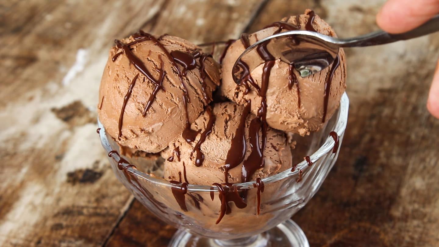 Το πιο εύκολο παγωτό σοκολάτας με ΜΌΝΟ 2 υλικά που παραμένει μαλακό στην κατάψυξη!
