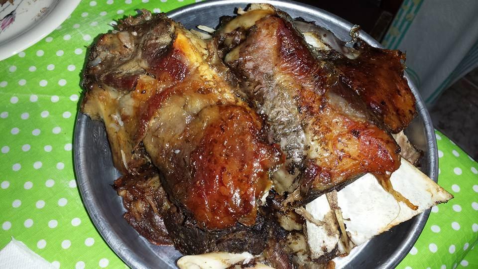 αρνί ψημένο στη λαδόκολλα