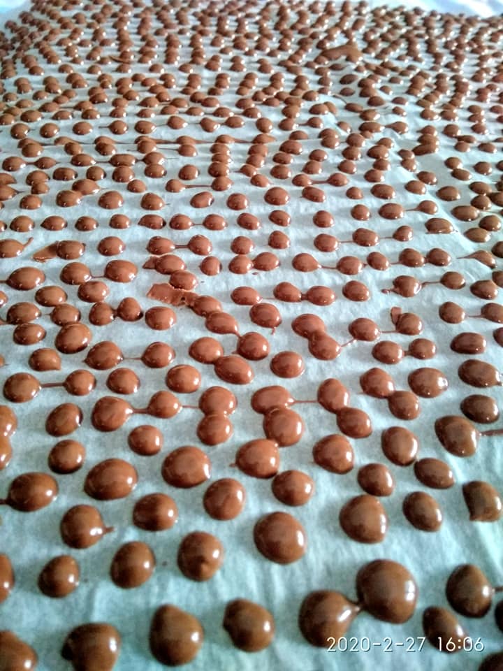 σταγονες λιωμενης σοκολατας σε λαδοκολλα