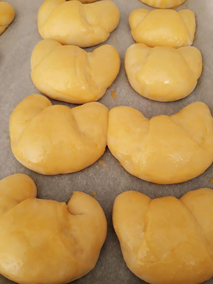 ωμά κρουασάν στο ταψί