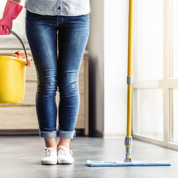Πως να καθαρίσετε γρήγορα και αποτελεσμάτικα το σπίτι σας μετά την Κυριακή του Πάσχα