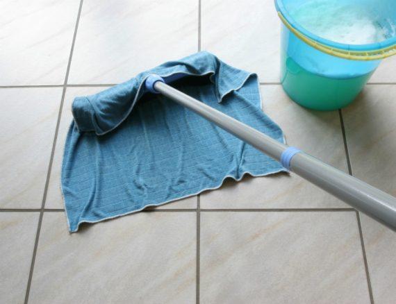 Πως να καθαρίσετε γρήγορα και αποτελεσμάτικα το σπίτι σας μετά την Κυριακή του Πάσχα
