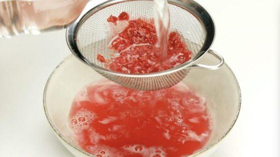 ρίχνει άφθονο νερό στα λιωμένα σμέουρα έτσι ώστε να φύγουν οι ζωμοί τους για να τα καλλιεργήσει μόνος του