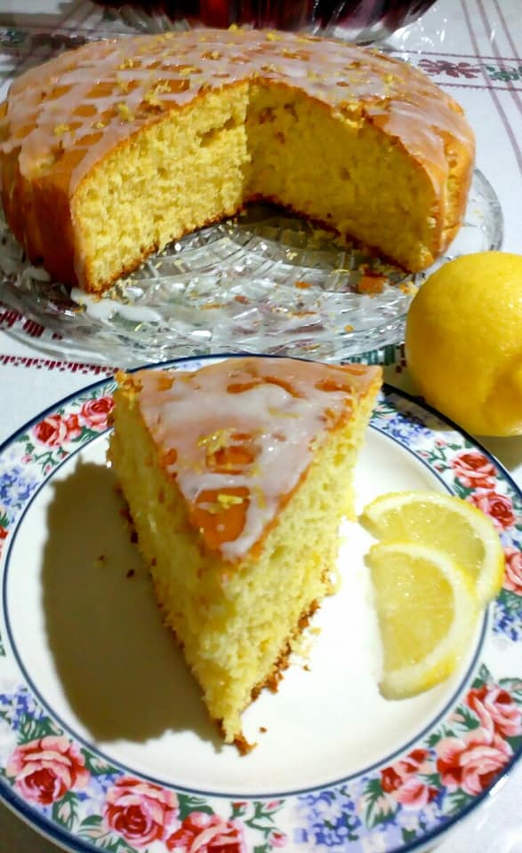 Αφράτο κέικ λεμόνι με γιαούρτι και γλάσο λεμονιού!