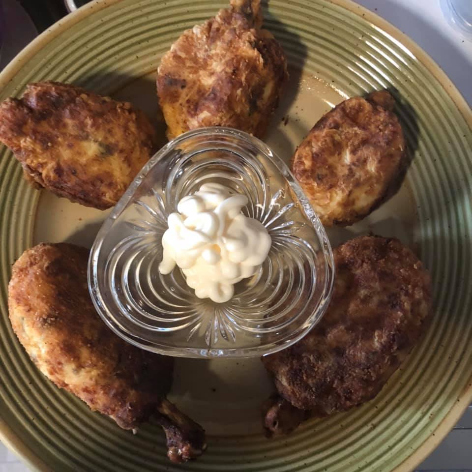 Μπουτάκια κοτόπουλου πανέ με πατάτες και κεφαλογραβιέρα στο τηγάνι